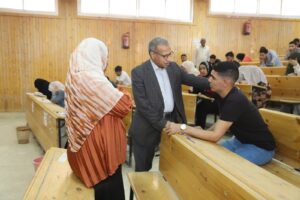 "شحات" يتفقد لجان الامتحانات .. بحقوق قنا 33 - جريدة المساء