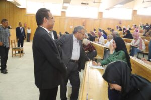 "شحات" يتفقد لجان الامتحانات .. بحقوق قنا 25 - جريدة المساء