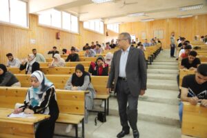 "شحات" يتفقد لجان الامتحانات .. بحقوق قنا 27 - جريدة المساء