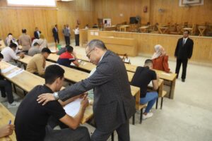 "شحات" يتفقد لجان الامتحانات .. بحقوق قنا 29 - جريدة المساء