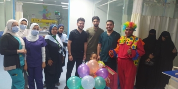 اطباء وتمريض مستشفي العجمي تحتفل بخروج طفلة بعد استعادة وعيها من غيبوبة استمرت لشهرين 1 - جريدة المساء