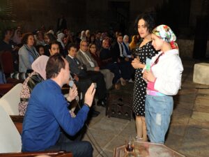 "جوّه الصندوق"عرض ينتمي إلى مسرح الجريدة اليومية 20 - جريدة المساء "جوّه الصندوق"عرض ينتمي إلى مسرح الجريدة اليومية 19 - جريدة المساء