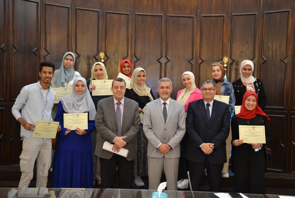 مجلس شئون التعليم والطلاب يكرم طلاب تربية الإسكندرية لقيامهم بمحو أمية عدد كبير من المواطنين 17 - جريدة المساء