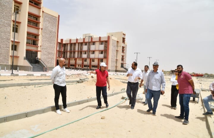رئيس الجامعة يتفقد اعمال انشاء مركز بيانات جامعة الوادى الجديد بالكيلو 10 19 - جريدة المساء