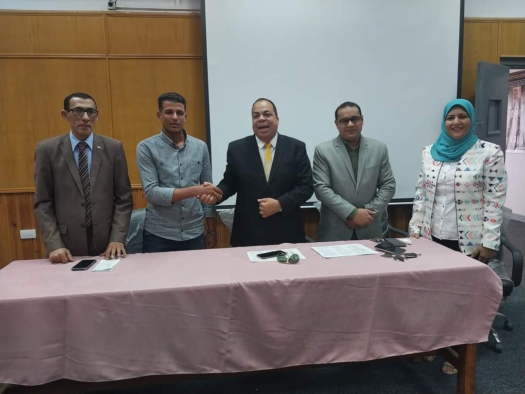 ندوة تثقيفية في تربية المنيا عن محو الأمية علي هامش «المعرض البيئي الثاني» لتأهيل الطلاب للالتحاق بالمشروع 19 - جريدة المساء
