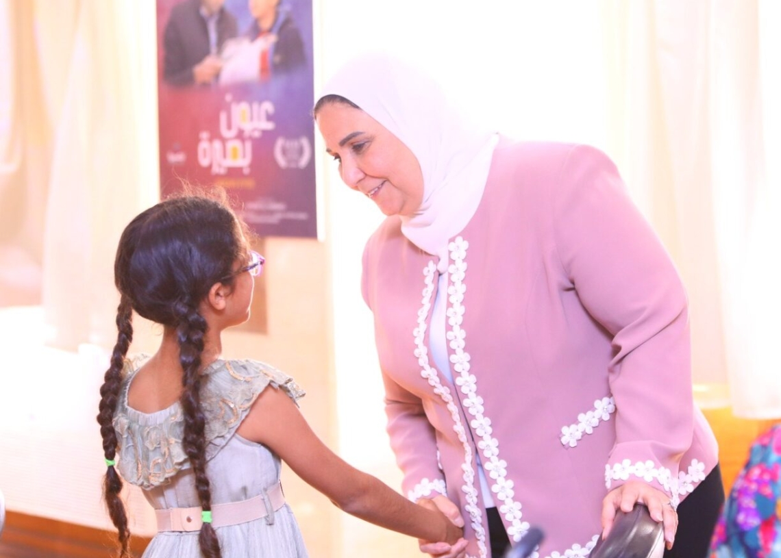 مشروعات صغيرة و"مودة" ولقاء بقرية "SOS".. أبرز أنشطة التضامن في أسبوع 16 - جريدة المساء نيفين القباج مع طفلة يتيمة من أبناء القرية