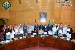 المحافظ يكرم الطالبة شهد مصطفى بمدرسة النور للمكفوفين أولي الاسماعيلية بالشهادة الإعدادية 57 - جريدة المساء