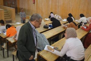 نائب رئيس جامعة جنوب الوادي يتفقد امتحانات كلية الحقوق 95 - جريدة المساء