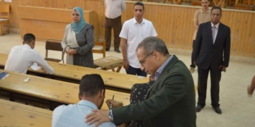 نائب رئيس جامعة جنوب الوادي يتفقد امتحانات كلية الحقوق 73 - جريدة المساء