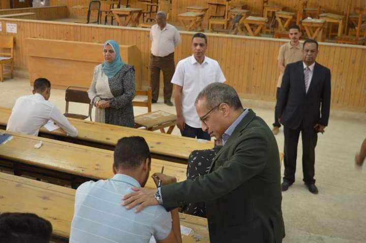 نائب رئيس جامعة جنوب الوادي يتفقد امتحانات كلية الحقوق 89 - جريدة المساء