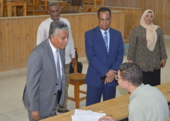 رئيس جامعة جنوب الوادى يتفقد سير الامتحانات بكلية الحقوق 17 - جريدة المساء