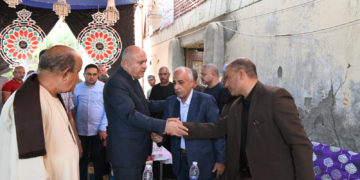 محافظ قنا يؤدى واجب العزاء في الكاتب الصحفي أحمد خلف الله 1 - جريدة المساء