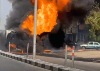 محافظ قنا يتفقد أعمال السيطرة على حريق هائل اندلع بمحطة وقود بالمعنا 17 - جريدة المساء