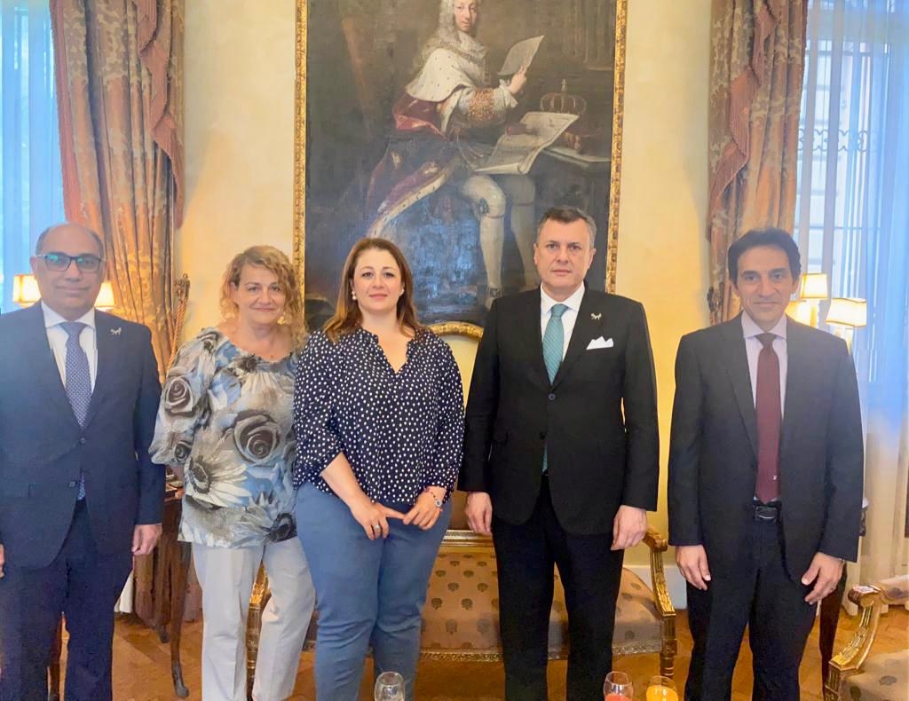 عيسى يبدأ زيارته  لإيطاليا بلقاءات مهنية لتنشيط  الحركة السياحية الوافدة لمصر ..   الوزير تعرف على الخطط التشغيلية الخاصة بالشركات ومنظمي الرحلات وحركة الحجوزات 18 - جريدة المساء