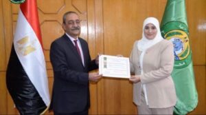 المحافظ يكرم الطالبة شهد مصطفى بمدرسة النور للمكفوفين أولي الاسماعيلية بالشهادة الإعدادية 53 - جريدة المساء