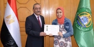 المحافظ يكرم الطالبة شهد مصطفى بمدرسة النور للمكفوفين أولي الاسماعيلية بالشهادة الإعدادية 29 - جريدة المساء