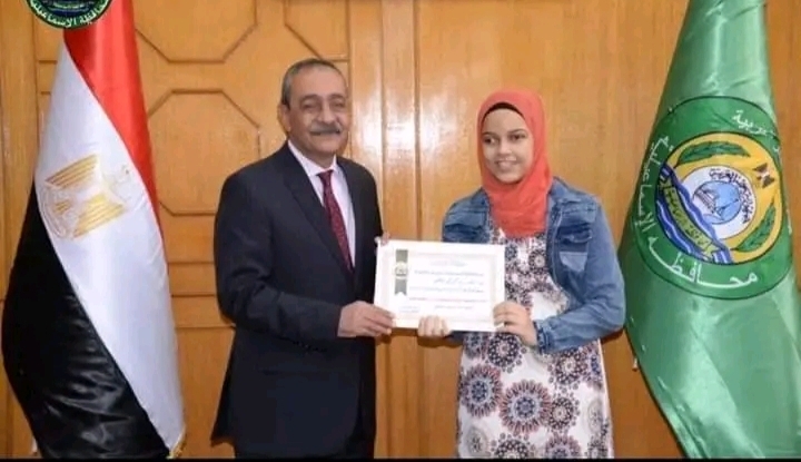 المحافظ يكرم الطالبة شهد مصطفى بمدرسة النور للمكفوفين أولي الاسماعيلية بالشهادة الإعدادية 47 - جريدة المساء