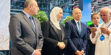 قافلة طبية لعلاج العيون وتفويج أولى رحلات حجاج الجمعيات.. أبرز أنشطة التضامن فى أسبوع 1 - جريدة المساء الوزيرة خلال توديع الحجاج