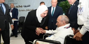 الوزيرة خلال توديع الحجاج