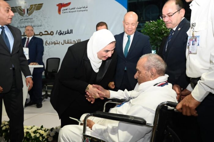 الوزيرة خلال توديع الحجاج