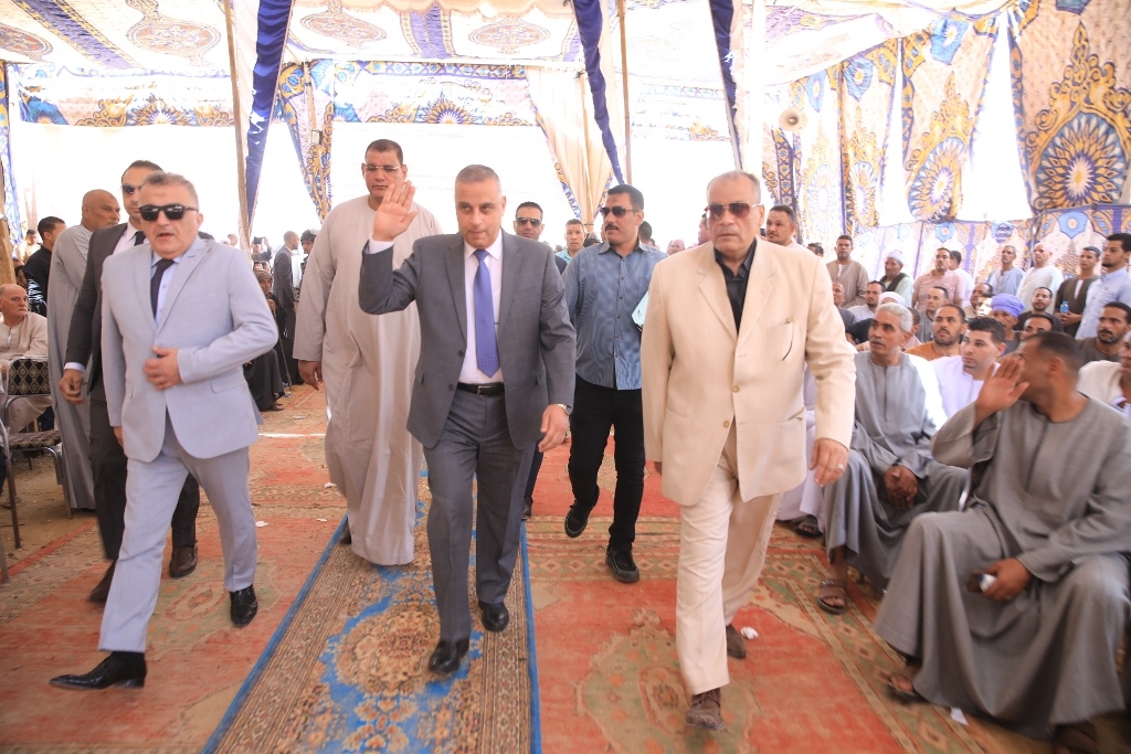 محافظ سوهاج ومدير الأمن يشهدان صلح آل سند و آل أبو زيد بالصوامعة شرق بأخميم 19 - جريدة المساء