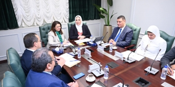 التضامن تعلن مشاركة بنك ناصر في مؤتمر المصريين بالخارج كأحد الرعاة الرئيسيين 1 - جريدة المساء وزيرتا التضامن والهجرة خلال الاجتماع