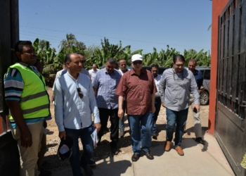 سكرتير عام أسيوط يتفقد مشروعات برنامج التنمية المحلية بصعيد مصر 29 - جريدة المساء