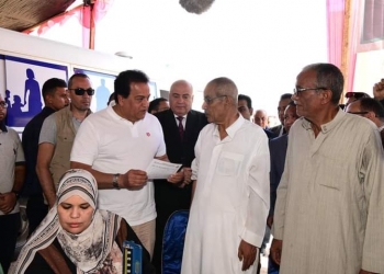 وزير الصحة ومحافظ قنا يتابعان فعاليات المبادرة الرئاسية 100 يوم صحة بقرية بركه 29 - جريدة المساء