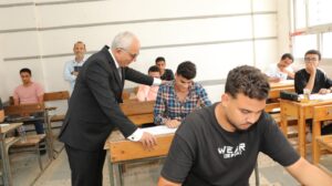   خلال تفقده لجان الثانوية العامة في الأسكندرية وزير التعليم يشددعلى منع دخول الطلاب إلى اللجان بأجهزة إلكترونية 25 - جريدة المساء