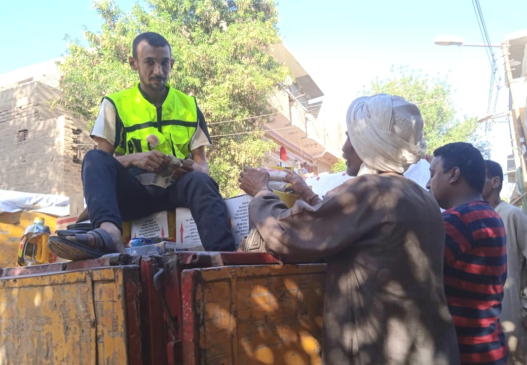 سيارات "الشعب الجمهورى" تصل قرية "الخرانقة" بقوص لتوفير السلع الغذائية بأسعار مخفضة 18 - جريدة المساء