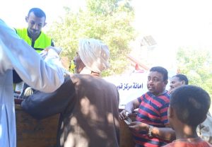 سيارات "الشعب الجمهورى" تصل قرية "الخرانقة" بقوص لتوفير السلع الغذائية بأسعار مخفضة 20 - جريدة المساء