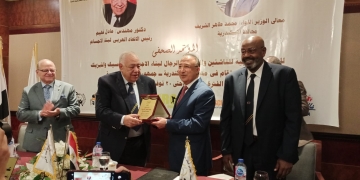 فهيم يعرب عن سعادته بالاشادة الدولية بتنظيم مصر للبطولة العربية للاجسام 1 - جريدة المساء فهيم يهدي درع كمال الاجسام للشريف