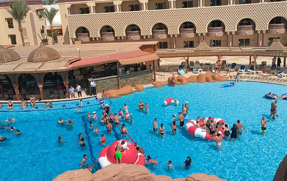 الالعاب المائية تجذب السياح والمصريين بفنادق الغردقة . 17 - جريدة المساء