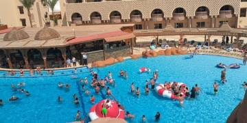 الالعاب المائية تجذب السياح والمصريين بفنادق الغردقة . 1 - جريدة المساء