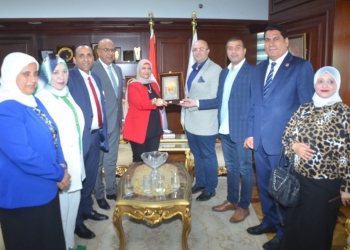 نقيب عام التمريض تهدي درع النقابة لمحافظ بني سويف تقديرًا لجهوده في دعم القطاع بمناسبة اليوم العالمي للتمريض 17 - جريدة المساء