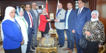 نقيب عام التمريض تهدي درع النقابة لمحافظ بني سويف تقديرًا لجهوده في دعم القطاع بمناسبة اليوم العالمي للتمريض 1 - جريدة المساء