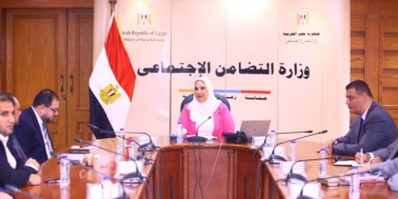 الوزيرة خلال الاجتماع