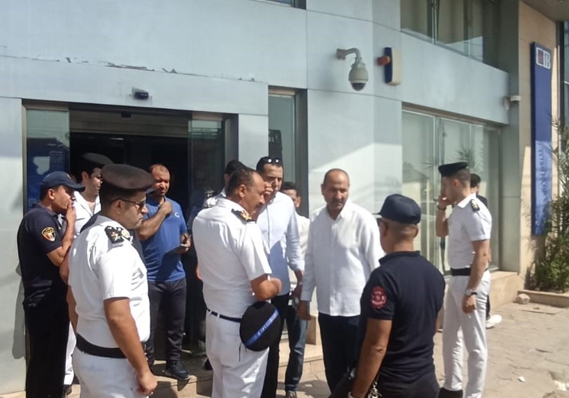 السكرتير العام المساعد لبني سويف  يتابع أعمال السيطرة  وإطفاء حريق محدود بأحد البنوك بطريق الكورنيش   19 - جريدة المساء