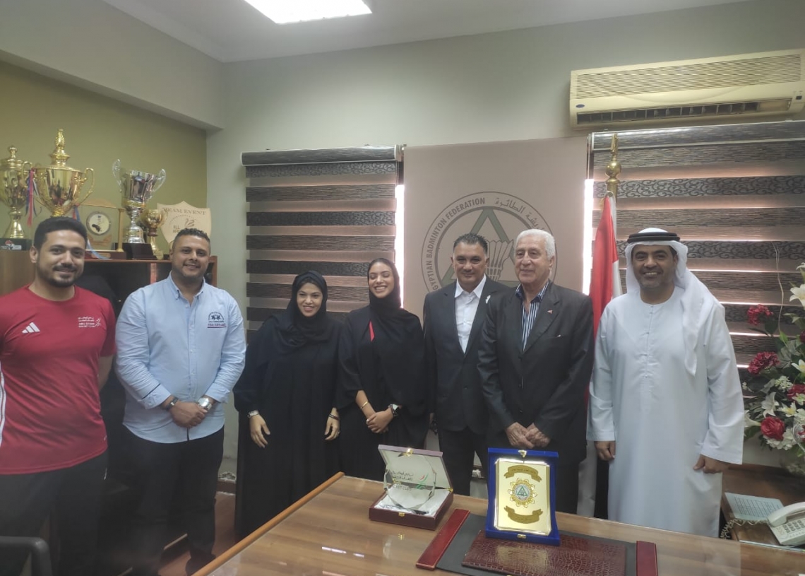 الريشة الطائرة يناقش تبادل الخبرات الفنية مع أبوظبي لألعاب المضرب 18 - جريدة المساء د حسب الله مع وفد نادي ابو ظبي