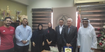الريشة الطائرة يناقش تبادل الخبرات الفنية مع أبوظبي لألعاب المضرب 1 - جريدة المساء د حسب الله مع وفد نادي ابو ظبي