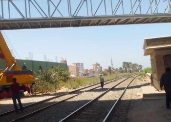 بدء تركيب الكمرات الحديدية على كوبرى مشاة الملكية البحرية بملوى 15 - جريدة المساء