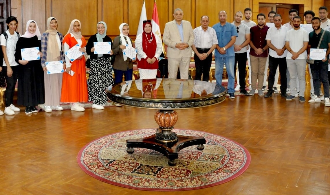 رئيس جامعة كفر الشيخ كرم طلاب كلية علوم الثروة السمكية والمصايد في ختام الدورة التدريبية الرابعة لمواجهه ظاهره ادمان وتعاطي المخدرات 26 - جريدة المساء