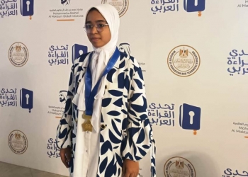 محافظ أسوان يقدم تهنئته للطالبة فاطمة خالد لحصولها بالمركز الثانى على مستوى الجمهورية فى مسابقة " تحدى القراءة العربى " 25 - جريدة المساء