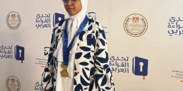 محافظ أسوان يقدم تهنئته للطالبة فاطمة خالد لحصولها بالمركز الثانى على مستوى الجمهورية فى مسابقة " تحدى القراءة العربى " 1 - جريدة المساء