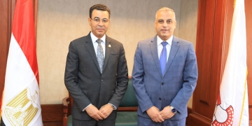 محافظ سوهاج يلتقى الدكتور محمود عبد العاطي الفائز بجائزة أفضل علماء الرياضيات في العالم 1 - جريدة المساء