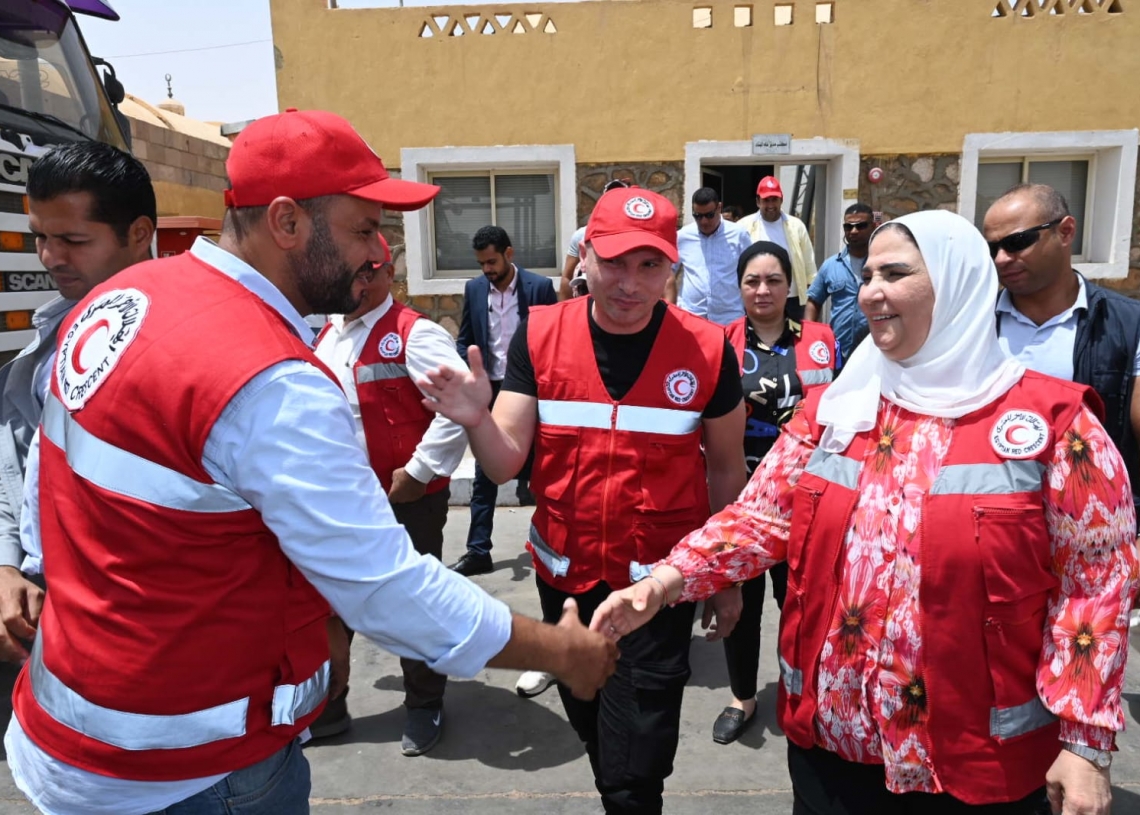 وزيرة التضامن تتفقد فرق الهلال الأحمر المصرى