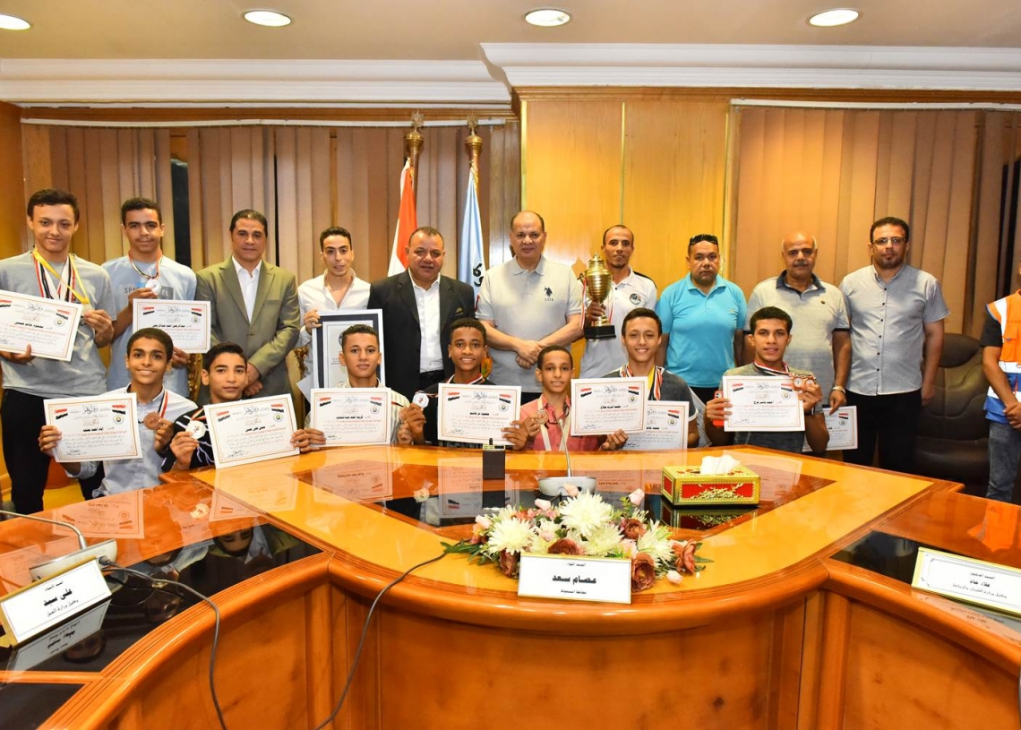 محافظ أسيوط يكرم لاعبي المشروع القومي للموهبة والبطل الأوليمبي الحاصلين على بطولة الجمهورية 19 - جريدة المساء