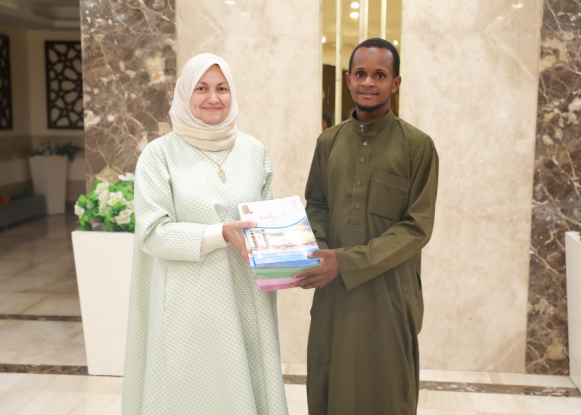 سافر من غينيا إلى مصر ب"الدراجة" للدراسة فى الأزهر.. مستشار شيخ الأزهر تلتقى الطالب الغينى "مامادو صفايو" 19 - جريدة المساء