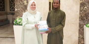 سافر من غينيا إلى مصر ب"الدراجة" للدراسة فى الأزهر.. مستشار شيخ الأزهر تلتقى الطالب الغينى "مامادو صفايو" 1 - جريدة المساء