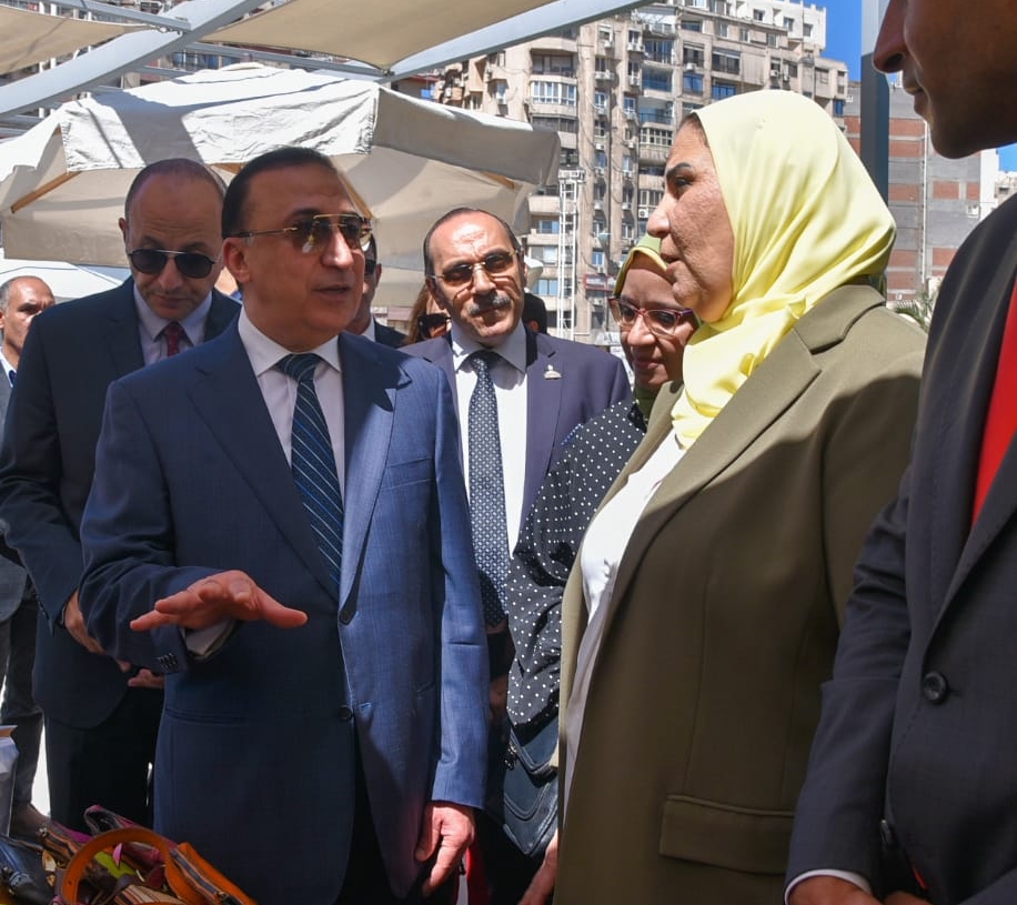 وزيرة التضامن الاجتماعى ومحافظ الإسكندرية يفتتحان المعرض الخيرى وورشة عمل لتدريب السيدات على التوعية الطبية وريادة الأعمال 19 - جريدة المساء